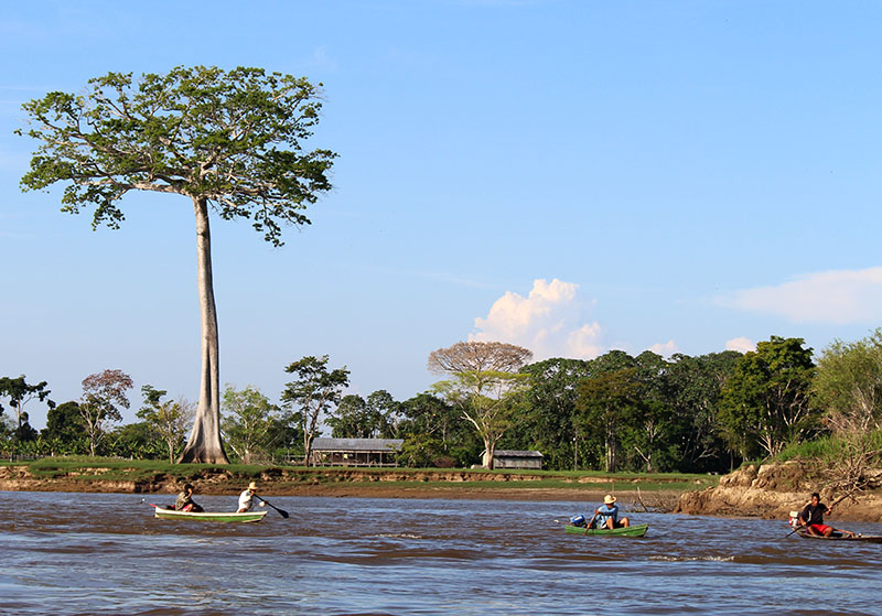 #PraCegoVer Pescadores em suas canoas